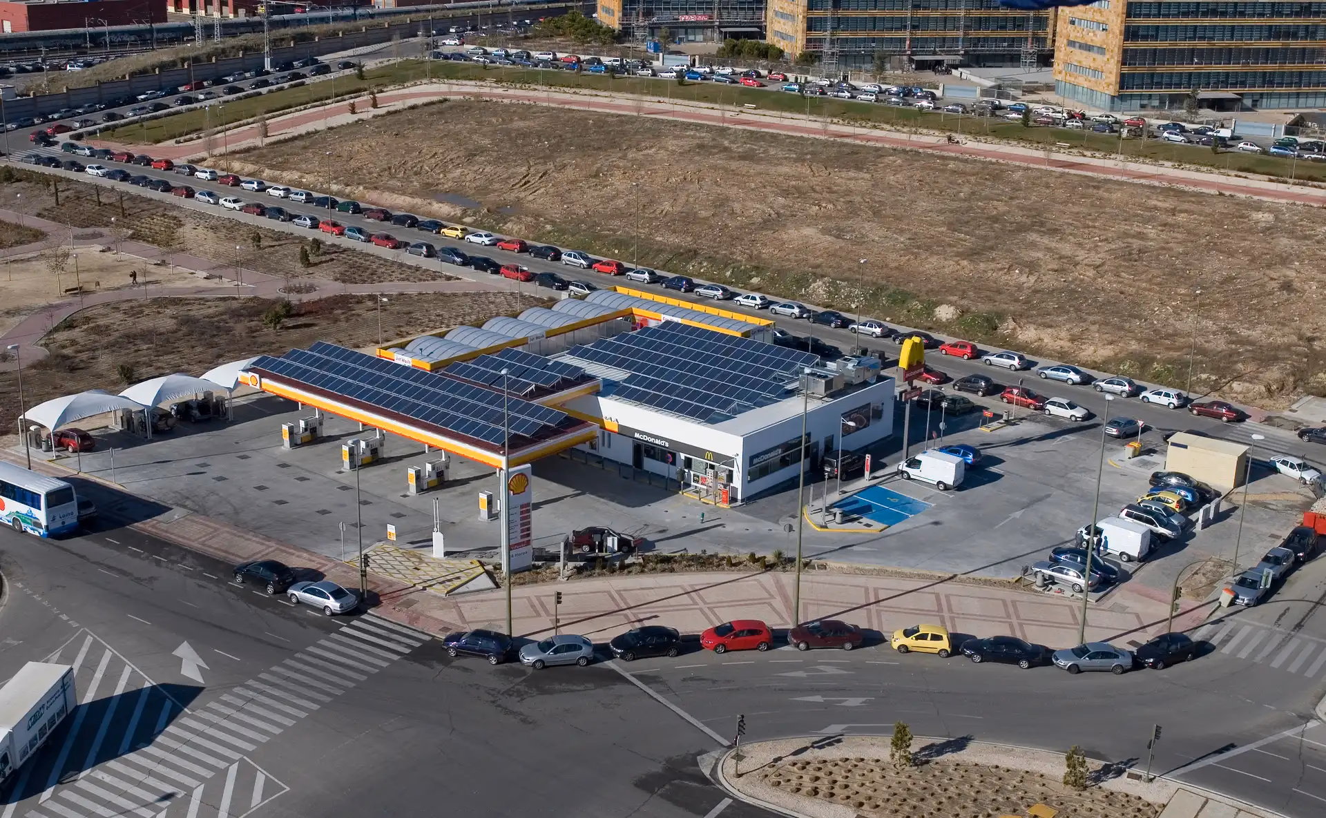 Equipo de Barreto Construcciones tomando medidas en una obra civil activa